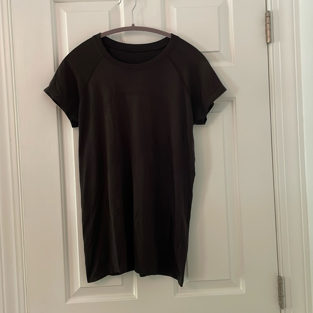 Lululemon swift stride short sleeve top in black. Size 10